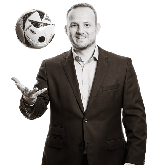 Harald balanciert einen Fussball auf einer Fingerspitze