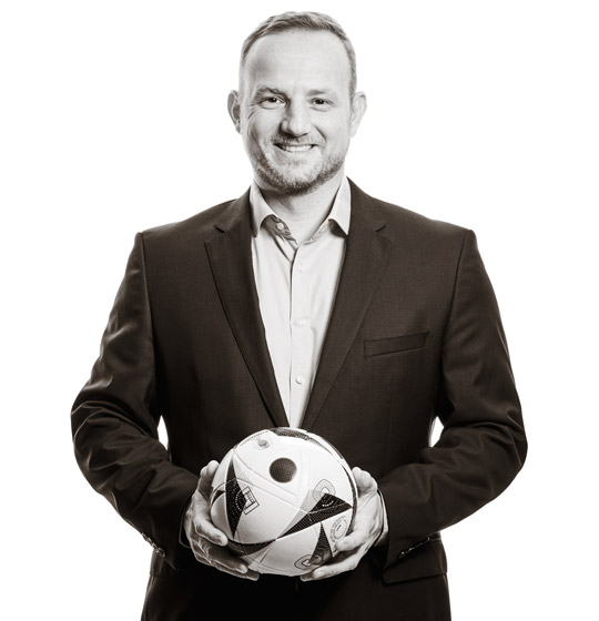 Harald hält einen Fussball in den Händen