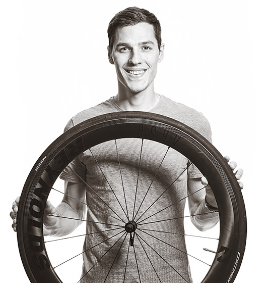 Lukas hält einen Fahrradreifen in den Händen.