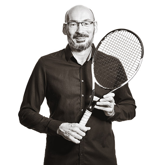 Michael hält einen Tennisschläger