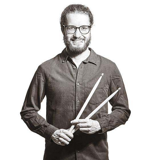 Pino hält Drumsticks in den Händen