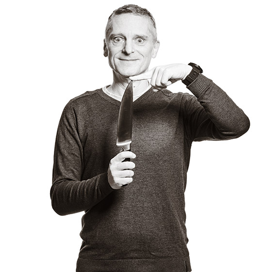 Franz tippt auf die Spitze des scharfen Küchenmesser und schaut groß.