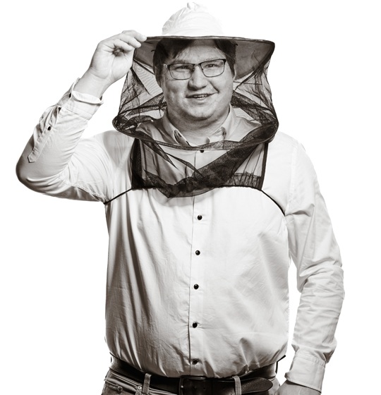 Stefan trägt den Imkerhut mit Schutznetz.