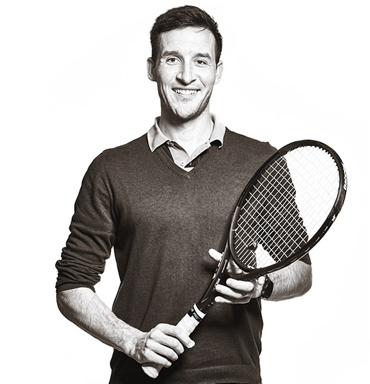 David hält einen Tennisschläger