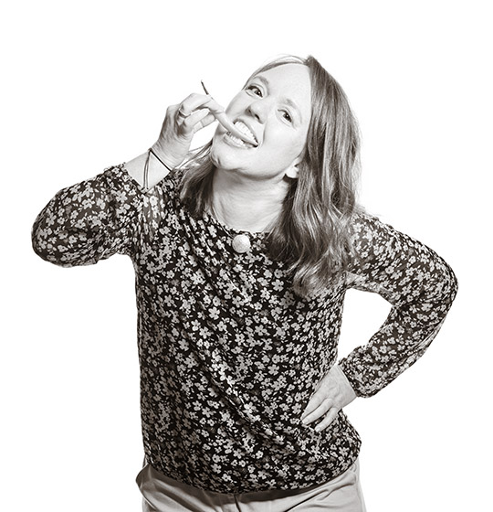 Claudia beißt in eine Chili