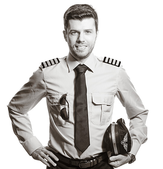 Marco trägt die Uniform eines Flugzeug-Kapitäns