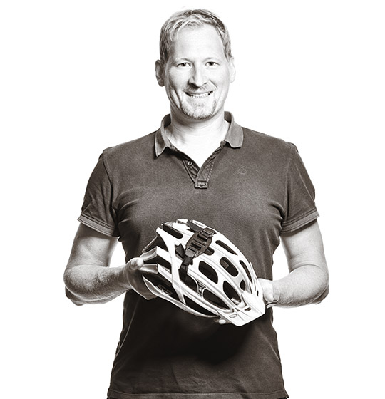 Markus hält einen Fahrradhelm in Händen