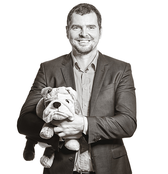 Rainer hält einen Stofhund in der Hand