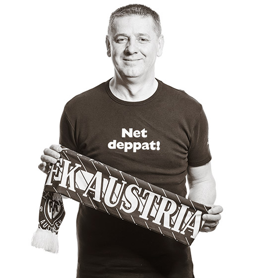 Anto zeigt einen Schal mit der Aufschrift "FK Austria"