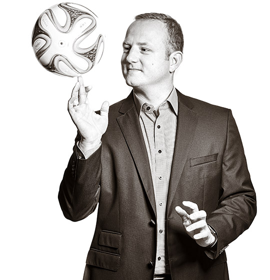 Harald balanciert einen Fussball auf einer Fingerspitze