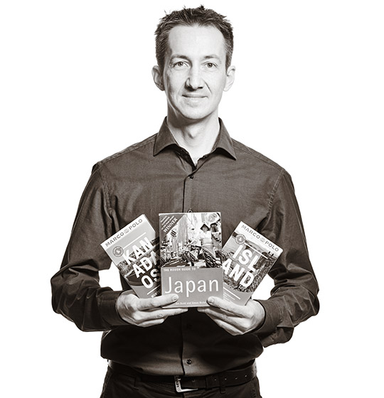 Florian hält Reiseführer in den Händen