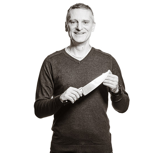 Franz hält ein Küchenmesser