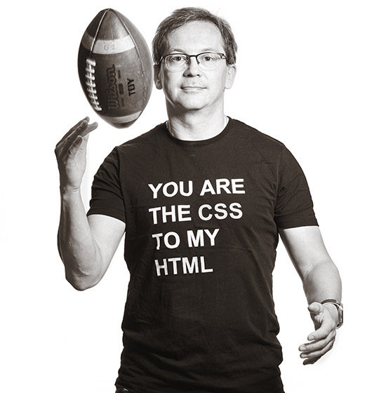Peter wirft einen American Football. Im Bild schwebt er von der kamera eingefroren neben seinem Kopf.