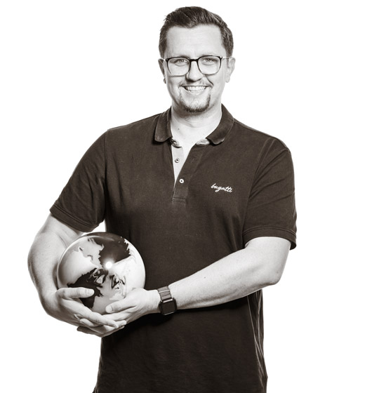Mario hält eine Bowling-Kugel