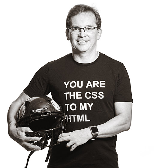 Peter hält unter dem Arm einen Helm für American Football