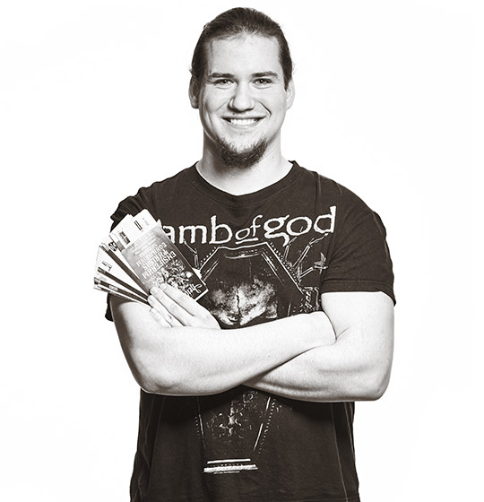 Philipp hält einige Konzerttickets in der Hand