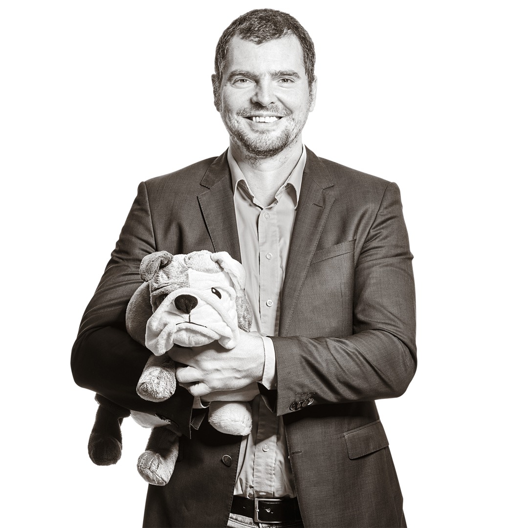 Rainer hält einen Stoffhund im Arm.