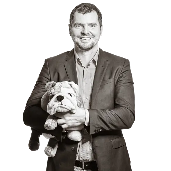 Rainer hält einen Stoffhund im Arm.