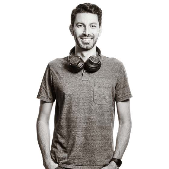 Georg trägt Kopfhörer um den Hals.