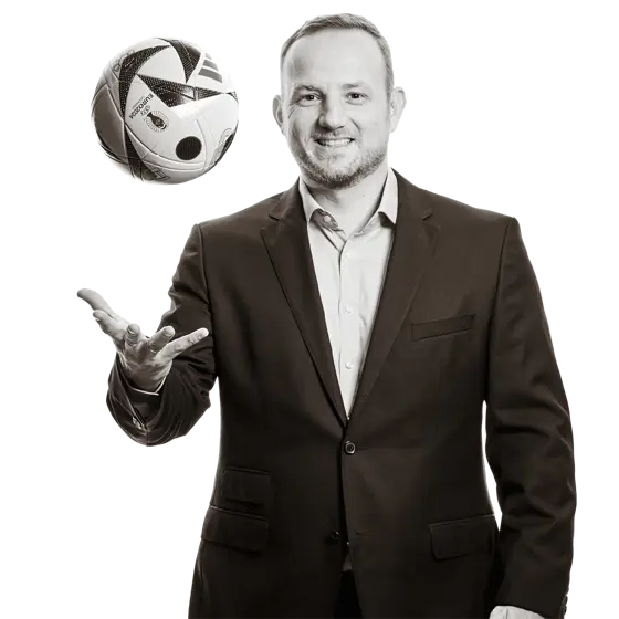 Harald hält einen Fußball in den Händen.