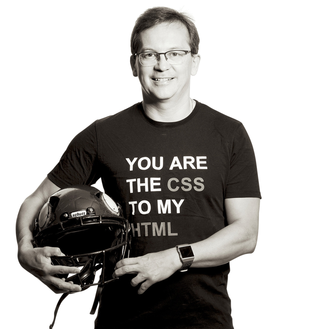 Peter hält einen American Football Helm im Arm.