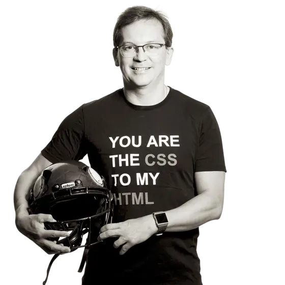 Peter hält einen American Football Helm im Arm.