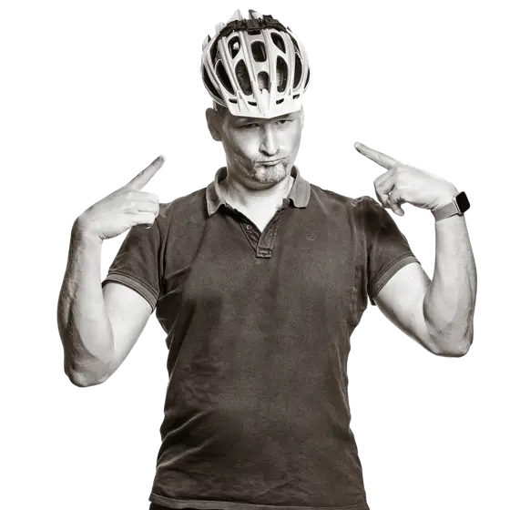 Markus hält einen Fahrradhelm in den Händen.