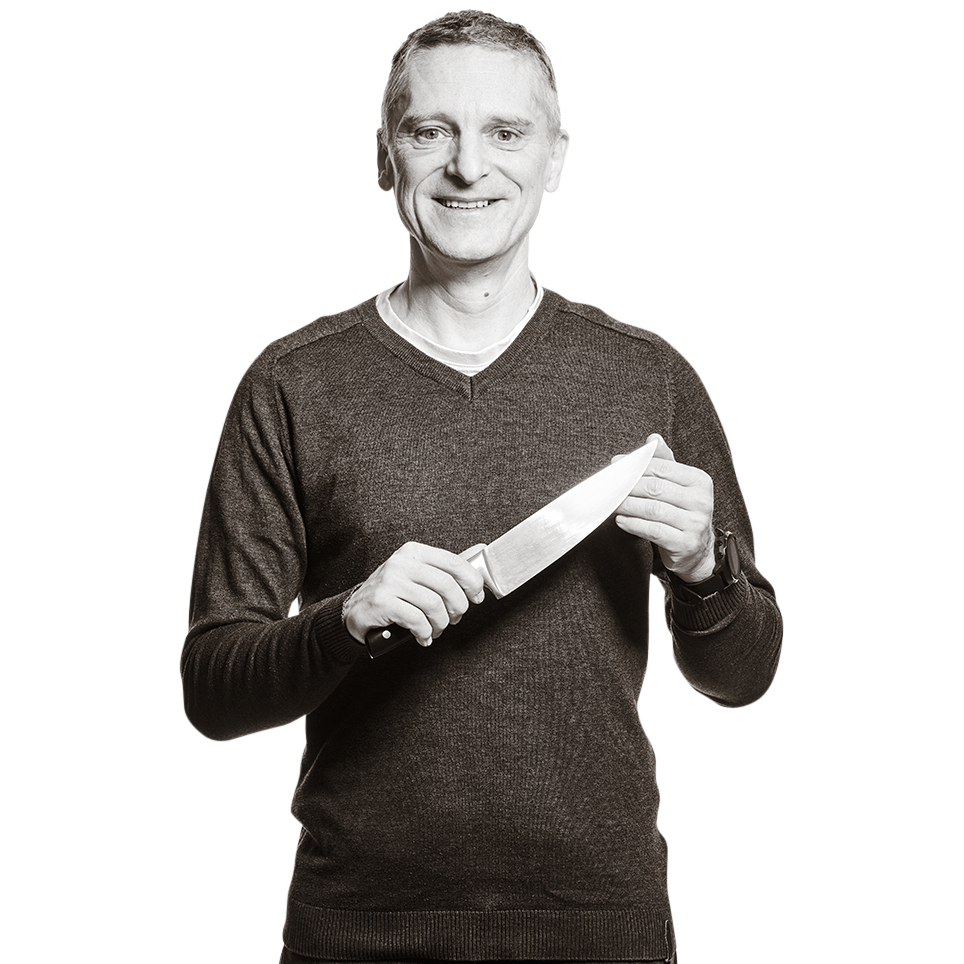Franz hält ein großes Küchenmesser.