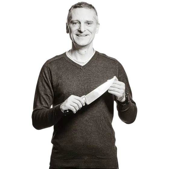 Franz hält ein großes Küchenmesser.