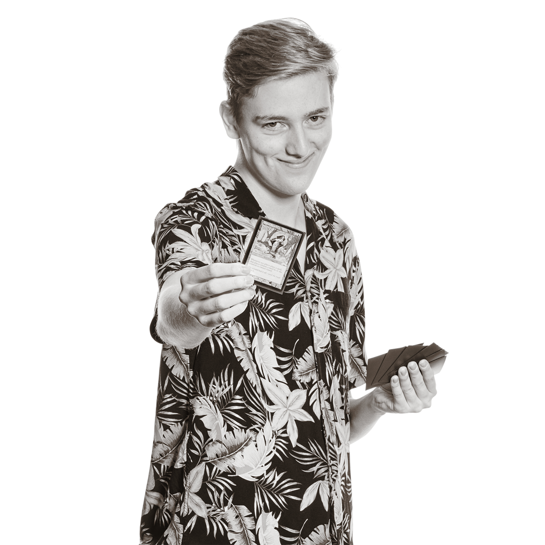Niklas hält zwei Karten-Decks in den Händen.
