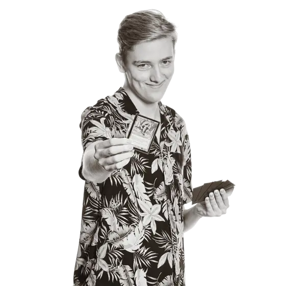 Niklas hält zwei Karten-Decks in den Händen.