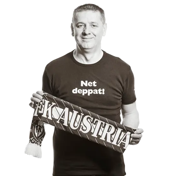 Portrait von Anto. Er hält einen Schal mit der Aufschrift "FK Austria".