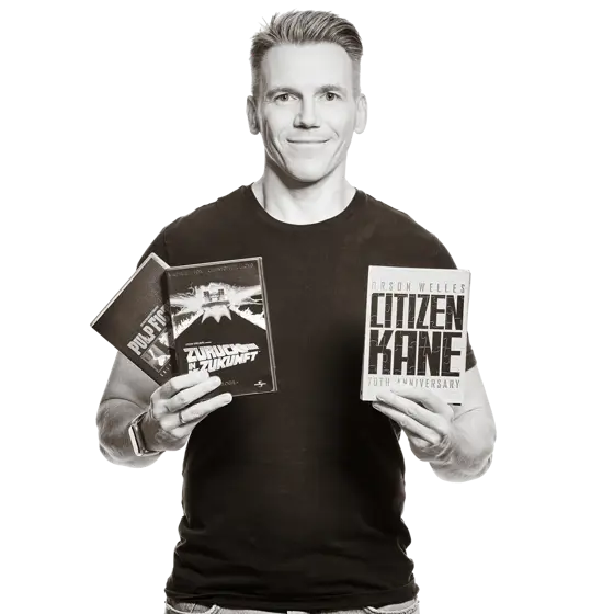 Stefan hält drei DVDs hoch.