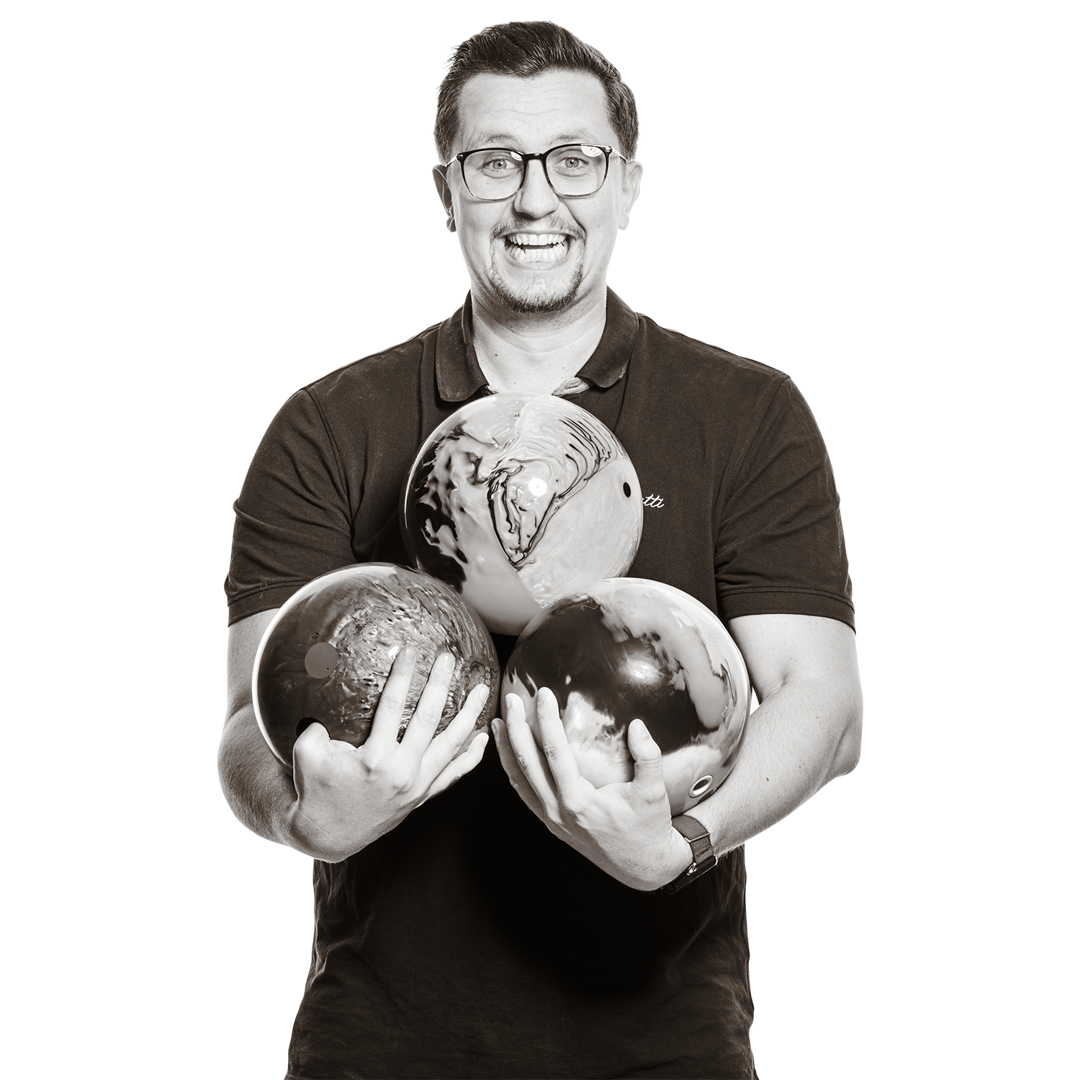 Mario hält eine Bowling-Kugel in den Händen.
