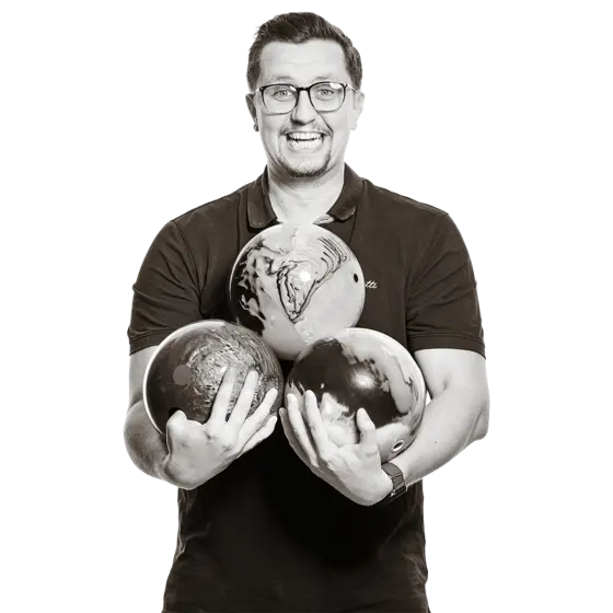 Mario hält eine Bowling-Kugel in den Händen.