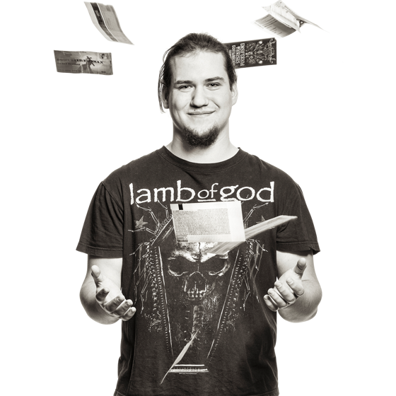 Philipp hält mehrere Konzert-Tickets in der Hand. 