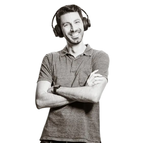 Georg trägt Kopfhörer um den Hals.