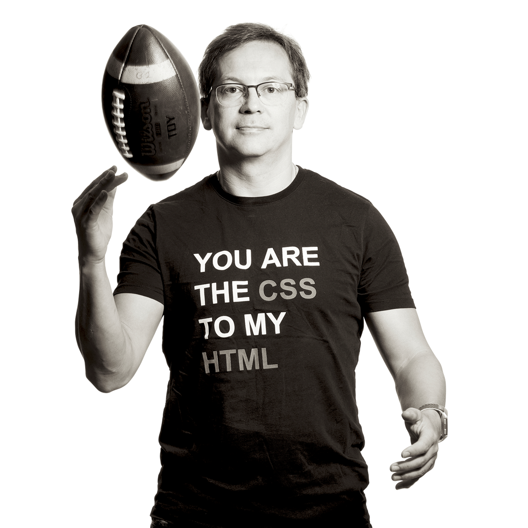Peter hält einen American Football Helm im Arm.