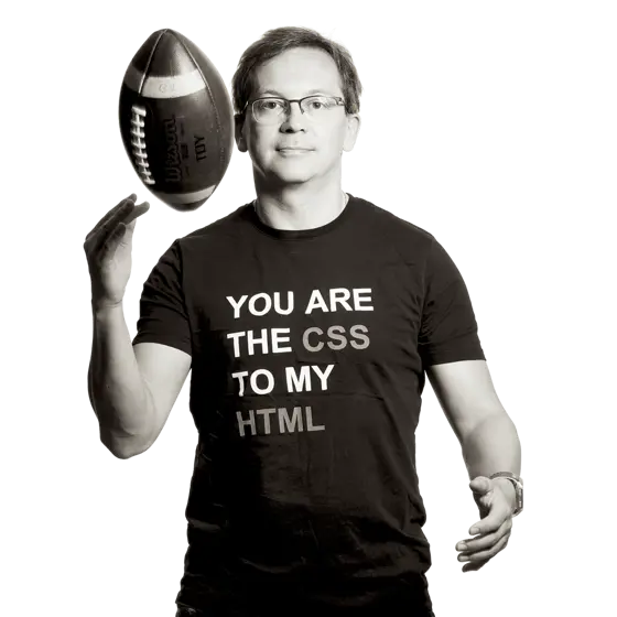 Peter hält einen American Football Helm im Arm.