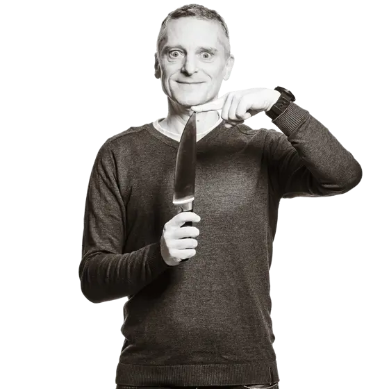 Franz hält ein großes Küchenmesser.