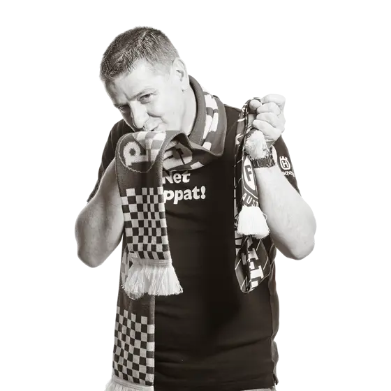 Portrait von Anto. Er hält einen Schal mit der Aufschrift "FK Austria".