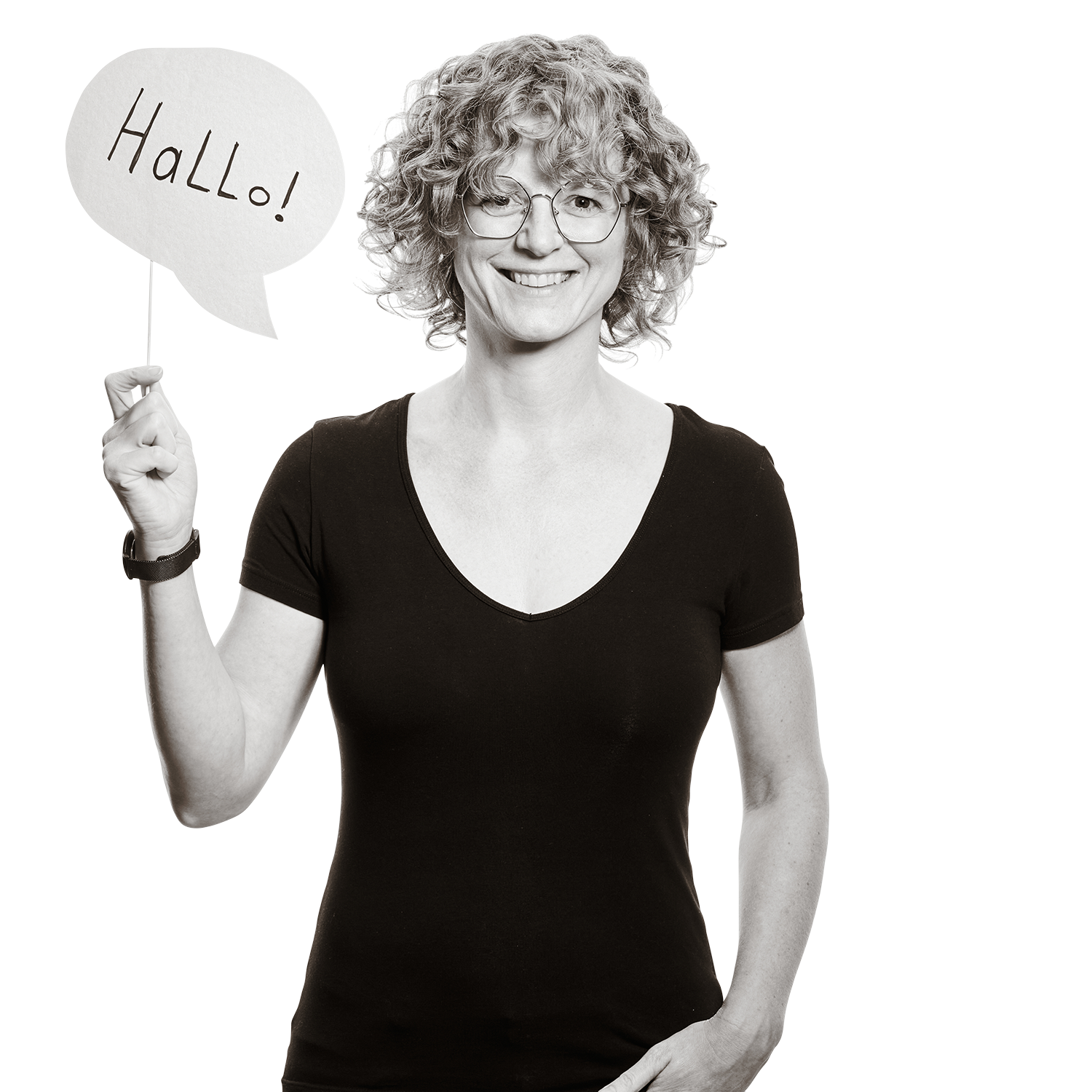 Isabel hält ein Schild in Form einer Sprechbalse hoch, auf dem "Hallo" steht. 