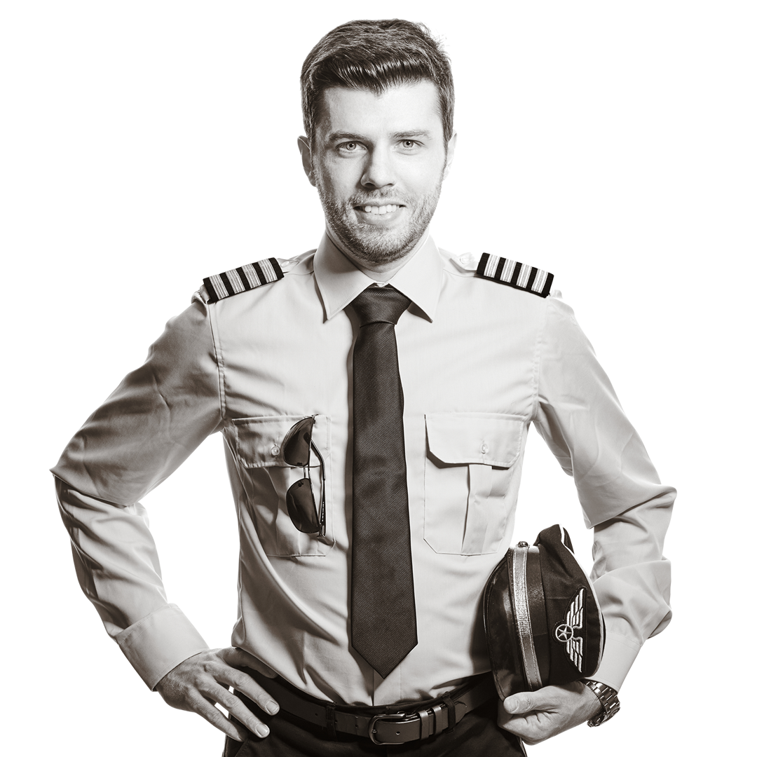 Marco trägt eine Pilotenuniform