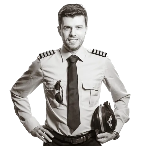 Marco trägt eine Pilotenuniform