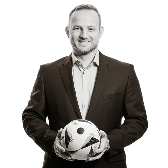 Harald hält einen Fußball in den Händen.