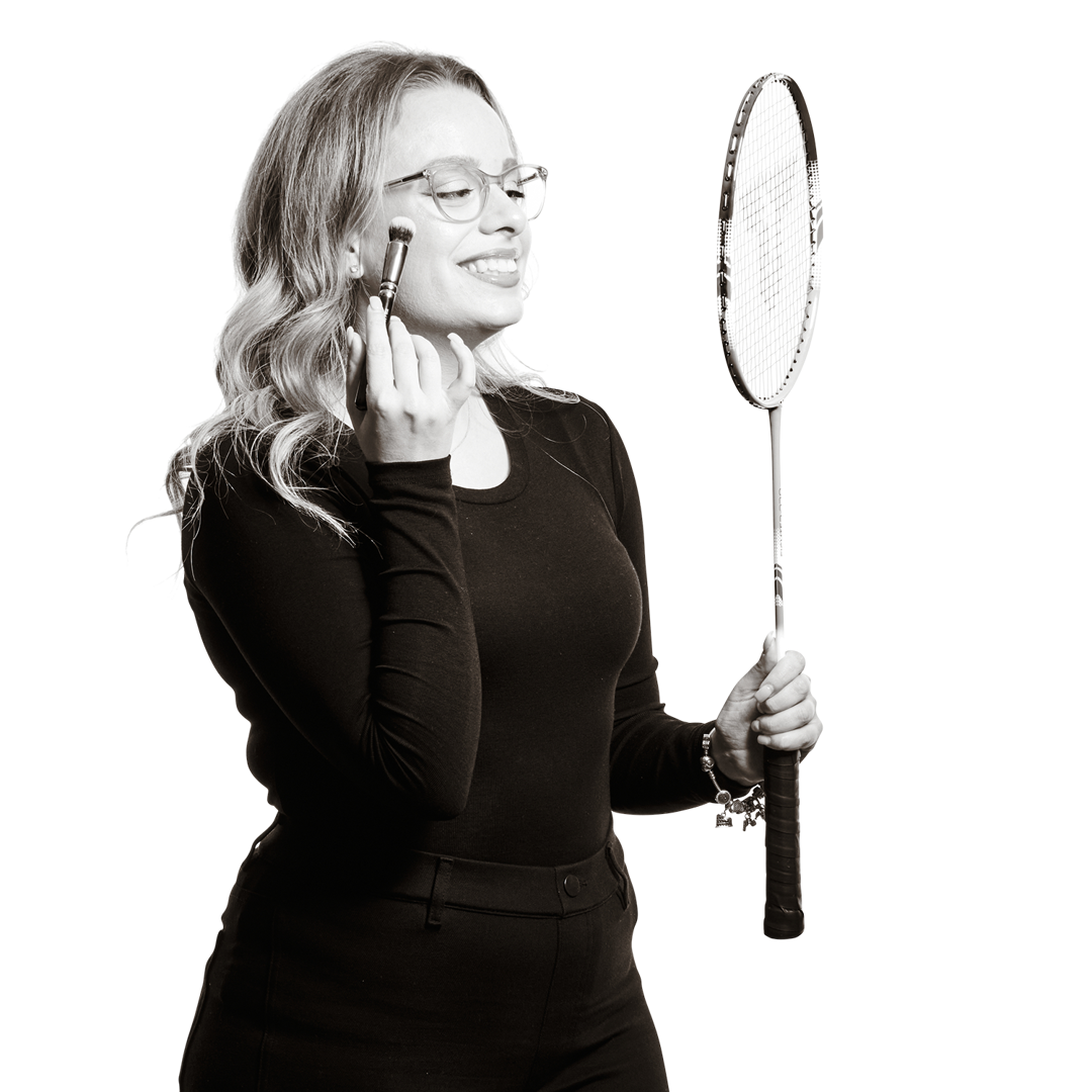Portrait von Sandra: Sie hält in der einen Hand einen Badmington-Schläger; in der anderen Make-up-Pinsel.