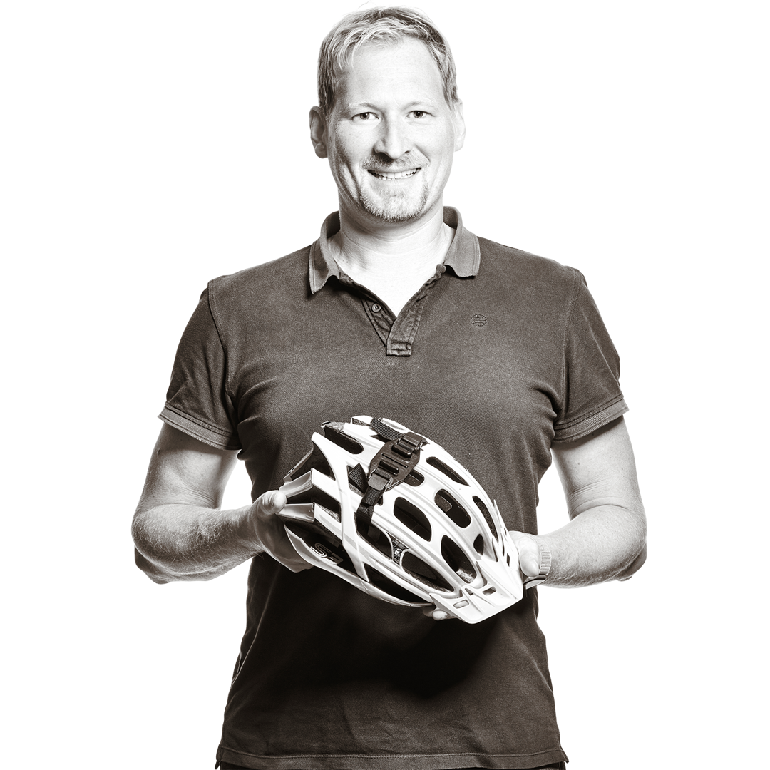 Markus hält einen Fahrradhelm in den Händen.