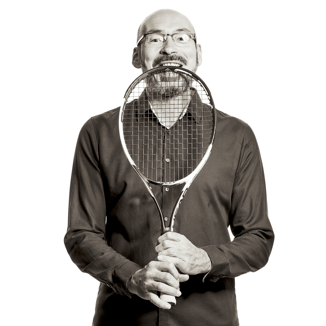 Michael hält einen Tennisschläger in den Händen.