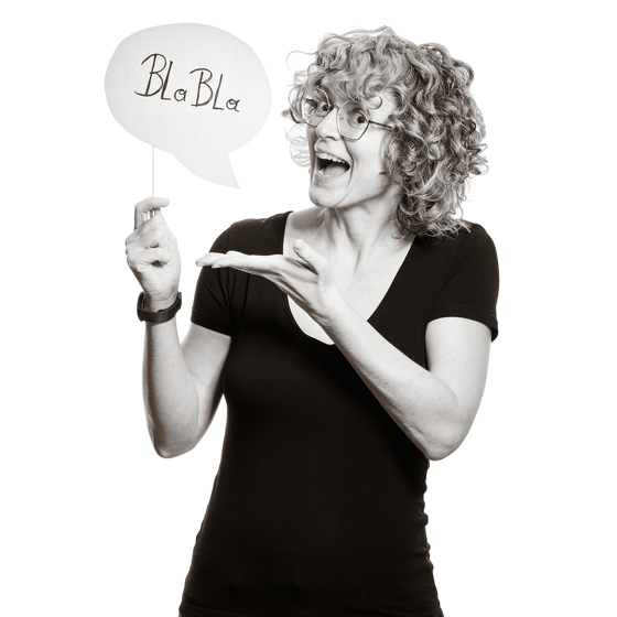 Isabel hält ein Schild in Form einer Sprechbalse hoch, auf dem "Hallo" steht. 