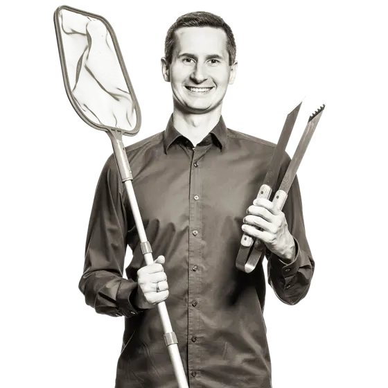 Ralph hält in der einen Hand eine Grillzange und in der anderen einen Pool-Kescher.